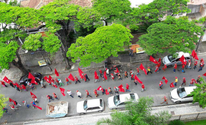 Integrantes do MST protestam no Incra e seguem em passeata até a Alepe. Foto: Reprodução/ WhatsApp Integrantes do MST protestam no Incra e seguem em passeata até a Alepe. Foto: Reprodução/ WhatsApp