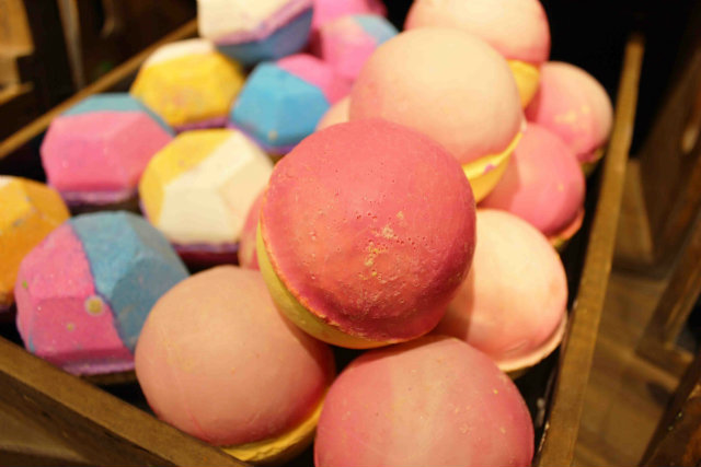 Parecem macarons, os biscoitos sequinhos por fora e molhados por dentro, mas so cosmticos. Foto: Lush/Divulgao