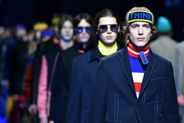 Cores fortes, sobretudo em contraste com preto e azul marinho, cruzaram as passarelas da Semana de Moda Masculina de Milão. Foto: Giuseppe Cacace/AFP Photo Cores fortes, sobretudo em contraste com preto e azul marinho, cruzaram as passarelas da Semana de Moda Masculina de Milão. Foto: Giuseppe Cacace/AFP Photo
