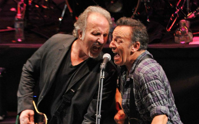 Joe Grushecky e Bruce Springsteen em show em 2012 . Foto: Mike Coppola/Divulgao