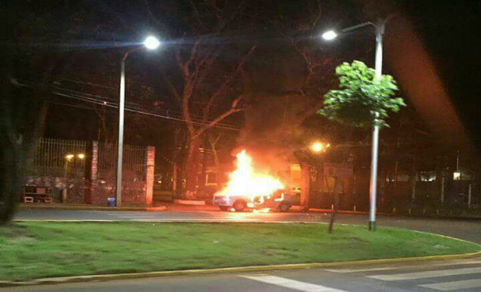 Assaltantes queimaram 15 carros ao redor da transportadora de valores Foto: ABC Color/Reproduo 
