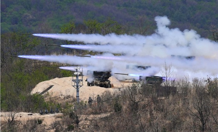 Participaram 30 helicpteros, 90 tanques e veculos blindados, 30 caas e cerca de 2 mil militares. Foto: JUNG Yeon-Je/AFP
