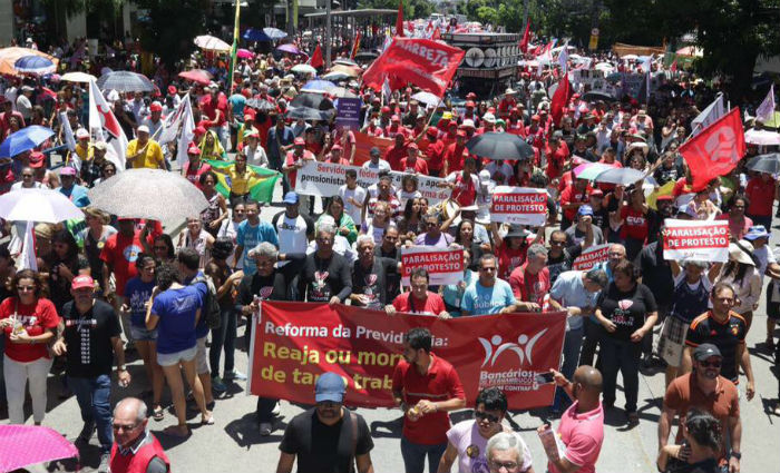 Ato est marcado as 14h, na Praa do Derby. De l, os manifestantes sairo em caminhada em direo ao centro do Recife. Foto: CUT/ Divulgao