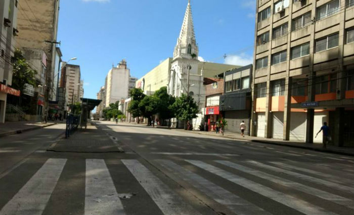 Avenida Conde da Boa Vista, parece pertencer a uma cidade fantasma, sem sinal de carros ou nibus e comrcio de portas fechadas. Foto: Adara Sene/ DP