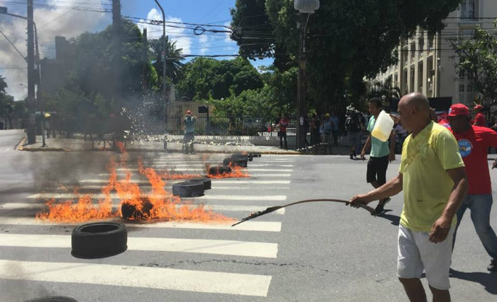 Protesto fecha via em frente  Faculdade de Direito do Recife. Foto: Samuel Calado/ Esp.DP