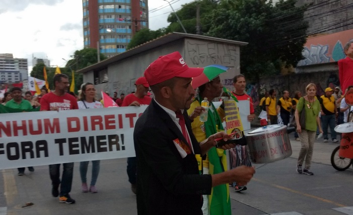 Adilson Soares de Lima, 31 anos, bateu panelas ao longo do protesto para ironizar o movimento que ajudou a derrubar Dilma Rousseff no ano passado. Foto: Roslia Rangel/DP
