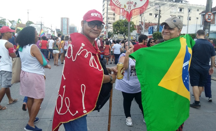 Segundo o funcionrio pblico Jos de Oliveira, a bandeira do Brasil no pertence a nenhum movimento especfico.  do povo. Foto: Aline Moura/DP