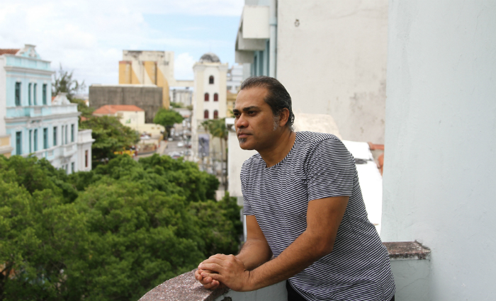 Csar Barros vive em um prdio prximo ao Marco Zero, no centro do bairro. Foto: Julio Jacobina/DP