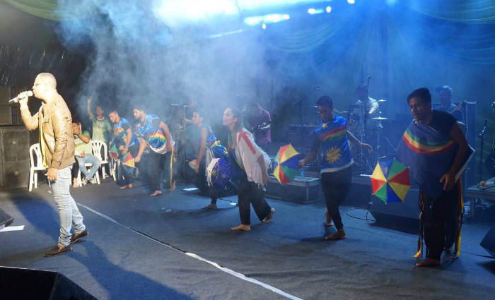 No Palco Central, houve apresentaes de grupos culturais locais e regionais at as 22h. Foto: Divulgao 