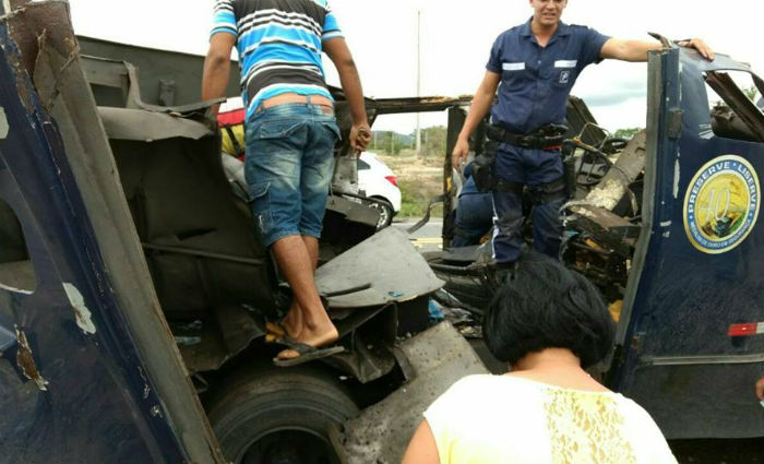 Carro-forte da empresa Preserve ficou destrudo pelo impacto da exploso. Foto: Alex Oliveira/ Cortesia