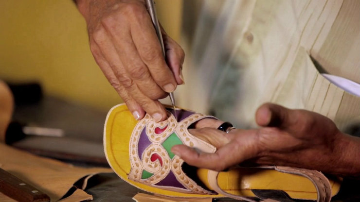 Espedito Seleiro faz as sandlias de couro  mo. Os solados quadrados so feitos somente sob encomenda. O talento  coisa de famlia. Foto: Vimeo/Reproduo
