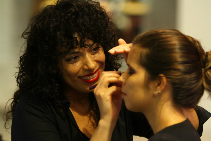 Fabiana Gomes, maquiadora senior da canadense MAC, d dicas de como preparar a pele para receber os metalizados. Foto: Peu Ricardo/DP