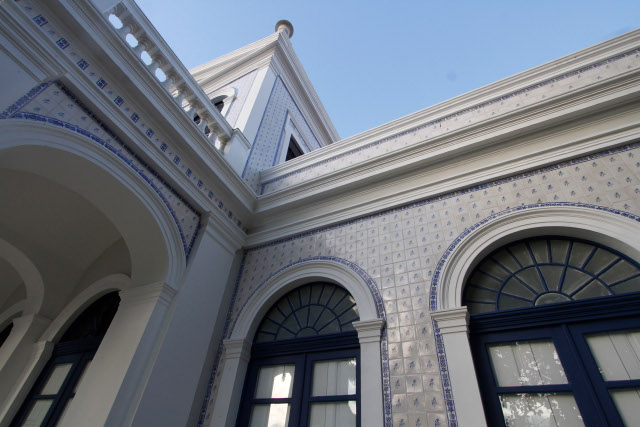 Azulejo portugus original  mantido na fachada da Academia Pernambucana de Letras. Foto: Ricardo Fernandes/DP.