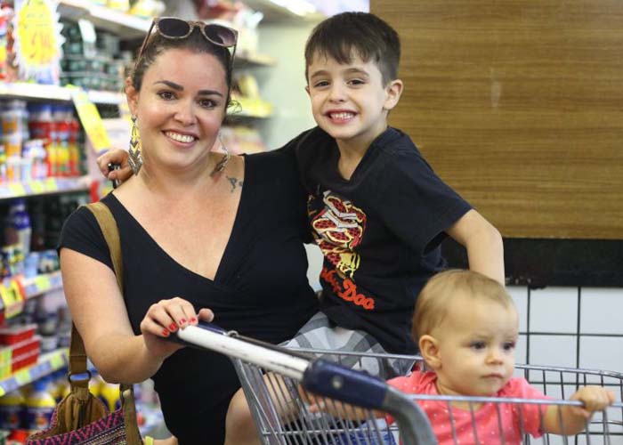 Ceclia Duarte com os filhos Levi e Valentina: famlia no poupa com alimentao. Foto: Luis Nova/Esp.CB/D.A. Press