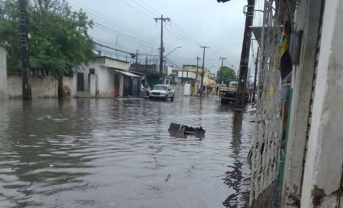 Moradores da Avenida Luiz Correia de Brito enviaram imagens do local, tambm coberto pelas guas.Foto: Karina Oliveira/ Cortesia