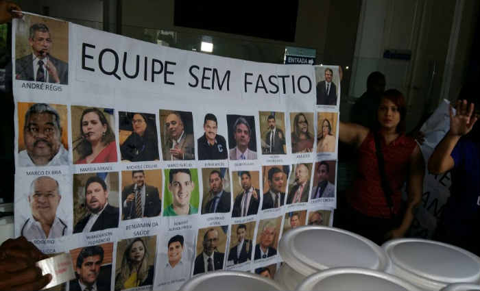 Protesto ironiza o alto valor utilizado pelos vereadores para alimentao, de mais de R$ 3 mil. Foto: Aline Moura/DP