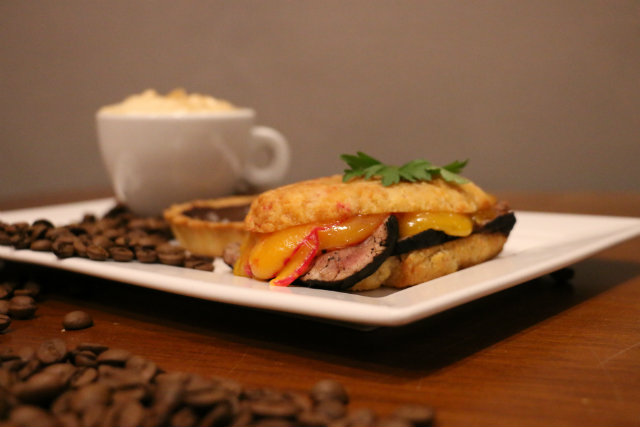 No menu do Cordel, o rosbife  temperado com caf, receita da chef Miau Caldas. Foto: Gabriel Melo/Esp. DP