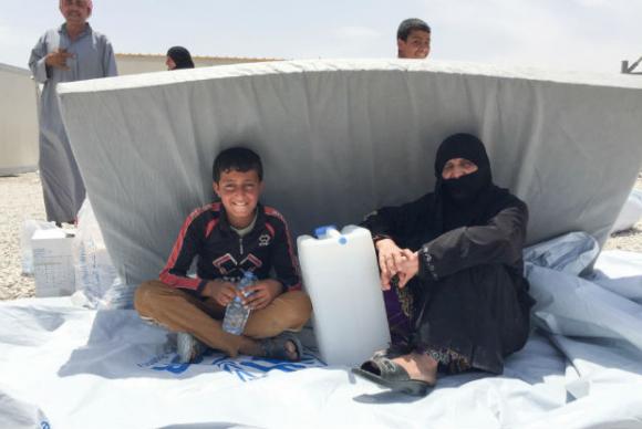 Famlias buscam abrigo no novo acampamento para deslocados da Acnur, no Iraque. Foto: Caroline Gluck/Acnur 