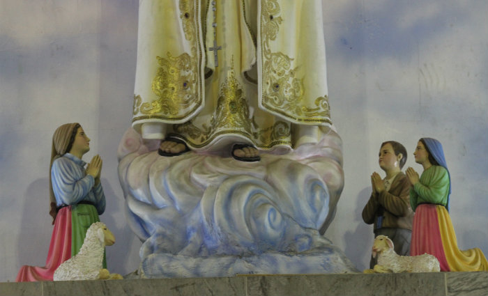 Detalhe dos trs pastinhos ajoelhados  imagem da virgem. Foto: Roberto Ramos