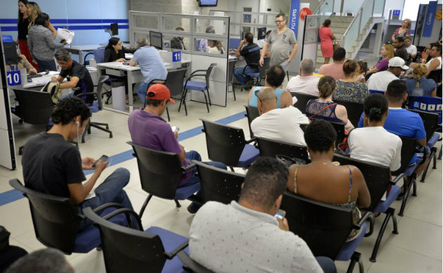 Trabalhadores do terceiro grupo comearam ontem a retirar os recursos nas agncias da Caixa. Foto: Correio Braziliense/Reproduo