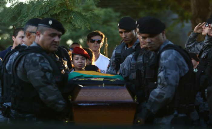 O sepultamento de Luciano Pereira, na tarde de ontem, foi marcado por homenagens da PM e a dor e a revolta da famlia. Foto: Luis Nova/Esp DP/D.A Press
