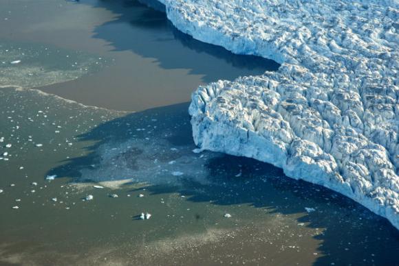 O derretimento de geleiras e a reduo das reas congeladas do mar e as regies cobertas de neve nos polos provocam alteraes climticas em todo o planetaFoto: ONU/Mark Garten
