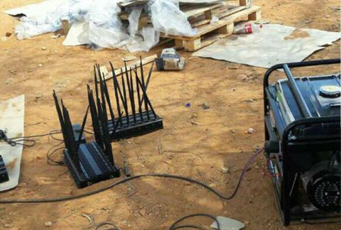 No local havia cinco bloqueadores de sinal de satlite veicular e um gerador de energia a gasolina, para aliment-los. Foto: PM/ Divulgao