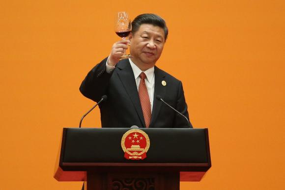 Segundo o presidente chins Xi Jinping, a iniciativa chinesa de reativar o trajeto da milenar Rota da Seda, vai beneficiar as pessoas em todo o mundo - Foto: Wu Hong/Pool/Agncia Lusa