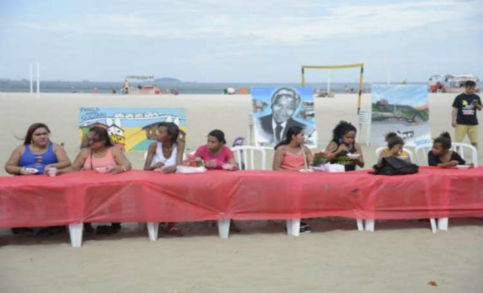 Moradores de comunidades participam de almoo pelo Dia das Mes nas areias da praia de Copacabana como forma protesto contra a insegurana nas comunidades onde vivem (foto: Tomaz Silva/Agncia Brasil)