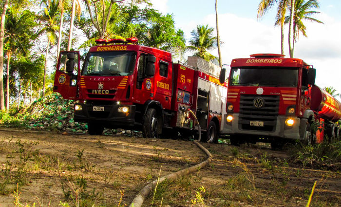 Incndio destri dois trios eltricos em Aldeia. Foto: Bombeiros/ Divulgao