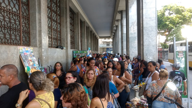 Centenas de pessoas se aglomeraram em frente a Agncia Central dos Correios nesta quarta-feira. Fotos: Matheus Rangel/Esp.DP