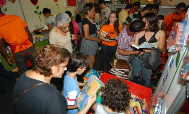 Evento ainda conta com feira de troca e venda de livros. Foto: Annaclarice Almeida/DP/D.A