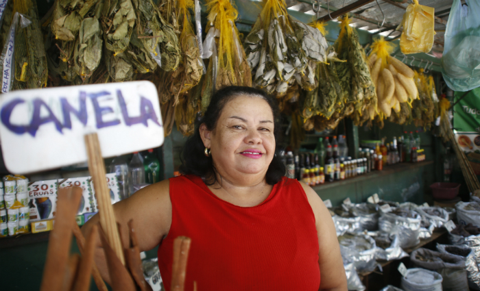 H 34 anos no Mercado de So Jos, Cea garante ter mais de mil tipos de ervas em seu box. Foto: Anderson Freire/Esp.DP