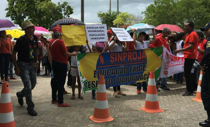 No dia 30 de maro, trabalhadores e estudantes de Jaboato protestaram para exigir segurana. Foto: Mariana Fabrcio / DP