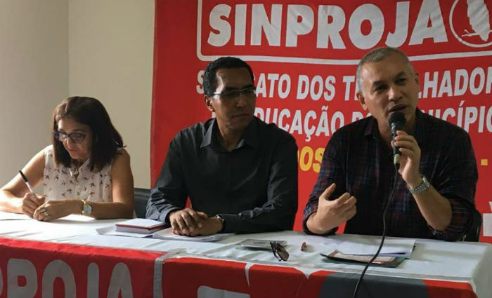 Representantes do Sinproja denunciam a situao de diversas escolas de Jaboato. Foto: Mariana Fabrcio/ DP