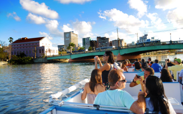 Com aproximadamente 1h30 de durao, o passeio pelo Rio Capibaribe tem no trajeto as trs ilhas do centro do Recife. Foto: CatamaranTours.com.br/Reproduo