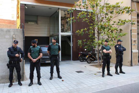 Polcia monta guarda em frente  casa do ex-presidente do FC Bara, Sandro Rosell, em Barcelona - Foto: EPA/Alejandro Garcia/Agncia Lusa
