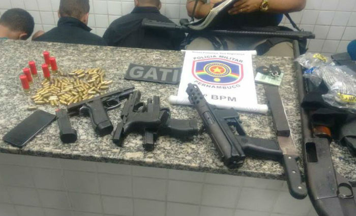 Operao em Salgadinho prendeu quatro suspeitos e apreendeu uma submetralhadora, trs pistolas .40, uma espingarda e coletes  prova de bala. Foto: PM/ Divulgao