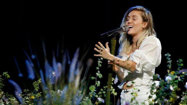 Miley Cyrus dedicou a performance de sua nova cano  Ariana Grande e s vtimas do atentado terrorista. Foto: Twitter/Reproduo