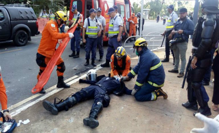 Bombeiros socorrem policial militar ferido durante manifestao na Esplanda. Foto: PM/Divulgao