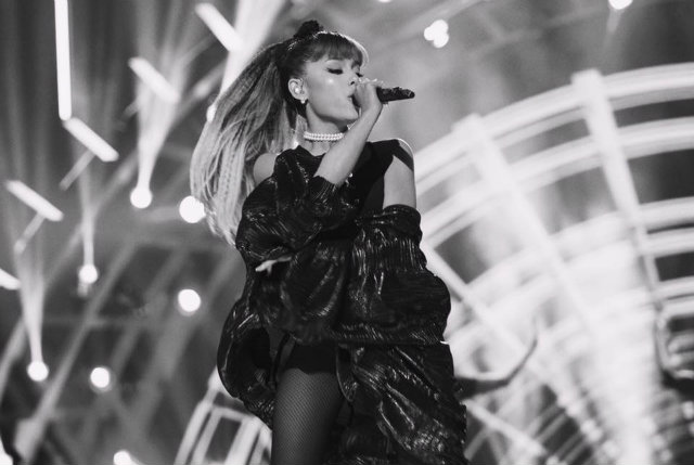 Ariana ficou "inconsolvel" e "histrica" com o atentado ao final do seu show. Foto: Facebook/Reproduo