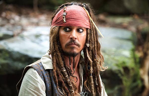 O carismtico Jack Sparrow (Johnny Depp) deve enfrentar um inimigo incomum, o capito Salazar. Foto: Disney/divulgao