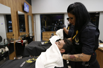"Barba bem cuidada precisa, de fato, ser cuidada", ela recomenda aos clientes. Foto: Társio Alves/Divulgação "Barba bem cuidada precisa, de fato, ser cuidada", ela recomenda aos clientes. Foto: Társio Alves/Divulgação