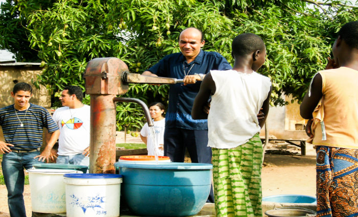 "Eu amo a frica", conta Gilberto, que j esteve em vrios pases do continente, onde a Obra de Maria realiza misses religiosas e humanitrias. Foto: Obra de Maria/divulgao ("Eu amo a frica", conta Gilberto, que j esteve em vrios pases do continente, onde a Obra de Maria realiza misses religiosas e humanitrias. Foto: Obra de Maria/divulgao)