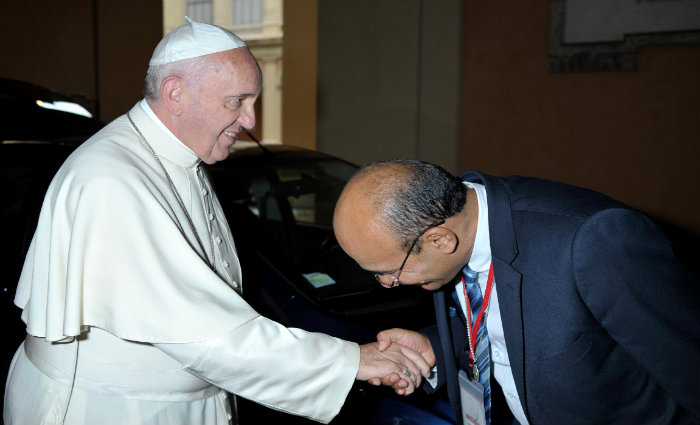 Fundador da Obra de Maria chamou mais ateno do Papa franciscano quando renunciou a todo luxo oferecido pelo Vaticano para presidir a Frater. Ele prefere morar no Brasil e se conectar com outras comunidades atravs do Skype. Mas faz viagens a Italia com frequncia. Foto: Obra de Maria/divulgao (Fundador da Obra de Maria chamou mais ateno do Papa franciscano quando renunciou a todo luxo oferecido pelo Vaticano para presidir a Frater. Ele prefere morar no Brasil e se conectar com outras comunidades atravs do Skype. Mas faz viagens a Italia com frequncia. Foto: Obra de Maria/divulgao)