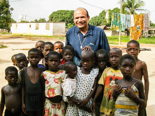 "Eu sou aquele que me identifico com os que sofrem. O mistrio do sofrimento me atormenta muito", diz Gilberto, emocionado ao falar de suas misses na frica. Foto: Obra de Maria/divulgao