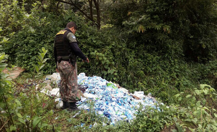 Os oficiais identificaram que a empresa estava lanando lixo, resduos slidos e detritos na rea, causando danos ao meio ambiente. Foto: PMPE/Divulgao