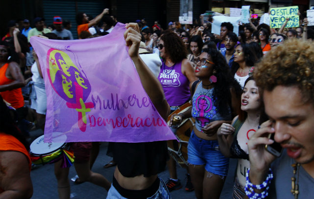  O evento, cujo mote foi "Feminismo  revoluo", reuniu manifestantes em concentrao na Praa do Derby na tarde de ontem com confeco de cartazes e apresentaes artsticas. Fotos: Shilton Araujo/Esp.DP