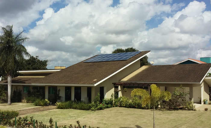 O gerente comercial Marcelo Ribeiro investiu R$ 28 mil em 24 placas fotovoltaicas instaladas no telhado de sua casa e economiza cerca de R$ 520 por ms. Foto: Ironildo Machado/Divulgao