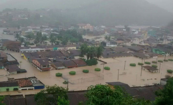 Belm de Maria, na Mata Sul, amanheceu alagada. Moradores temem que a enchente de 2010 se repita. Foto: Reproduo/Facebook